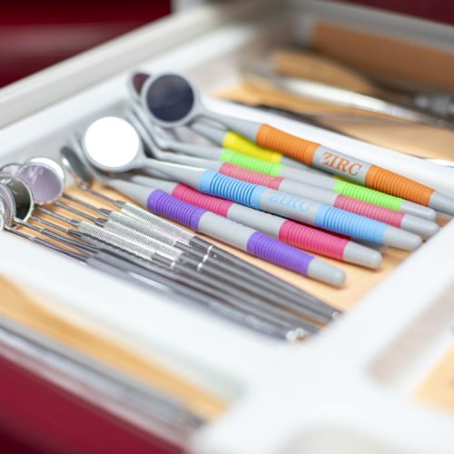 Colored_Mouth_Mirrors_on_a_tray